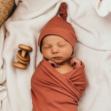 Load image into Gallery viewer, Clay l Baby Jersey Wrap &amp; Beanie Set - Snuggle Hunny Kids - Green Lily 

